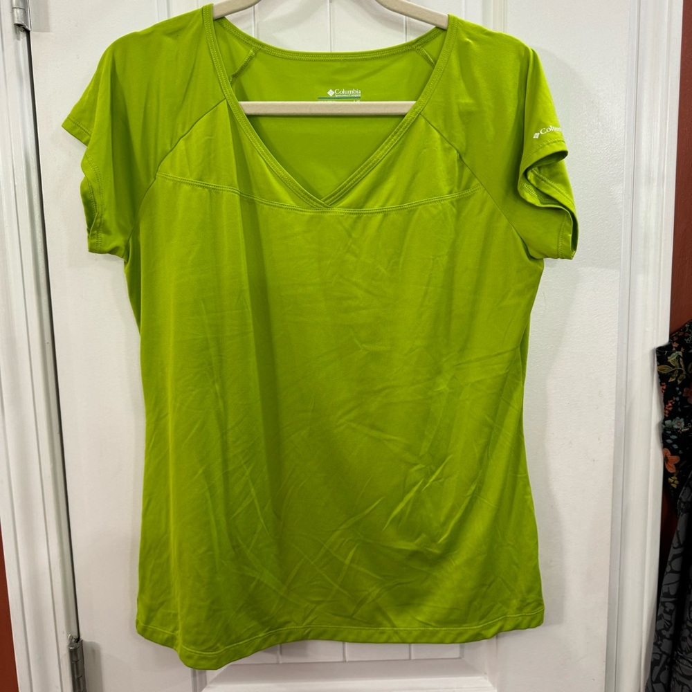 Columbia Women's Green V-Neck Top Size Large